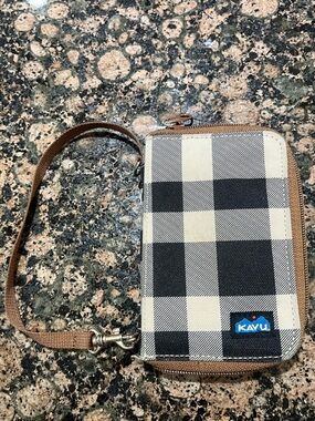 Kavu Black & Cream Plaid Wristlet Wallet with Brown Trim